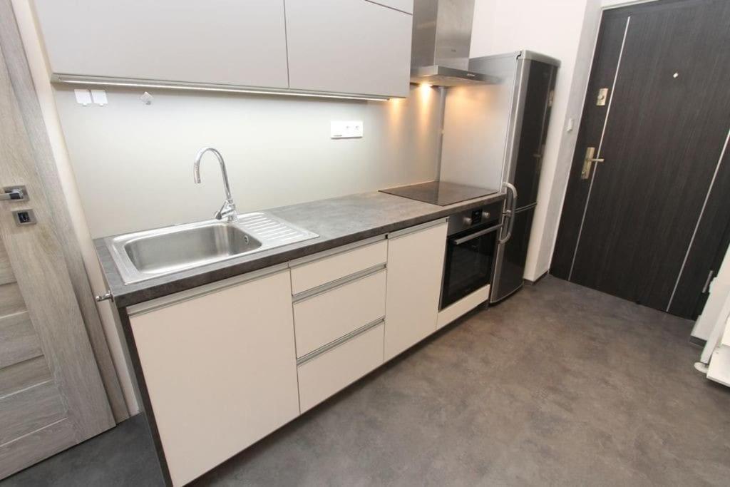 Daire Self Check-in 45m2 Facing Tram Station Prag